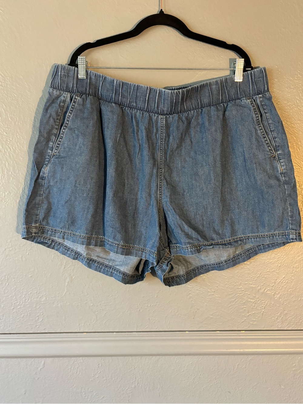 Torrid Chambray Pull-On Denim Shorts Women’s Size 2 Cotton